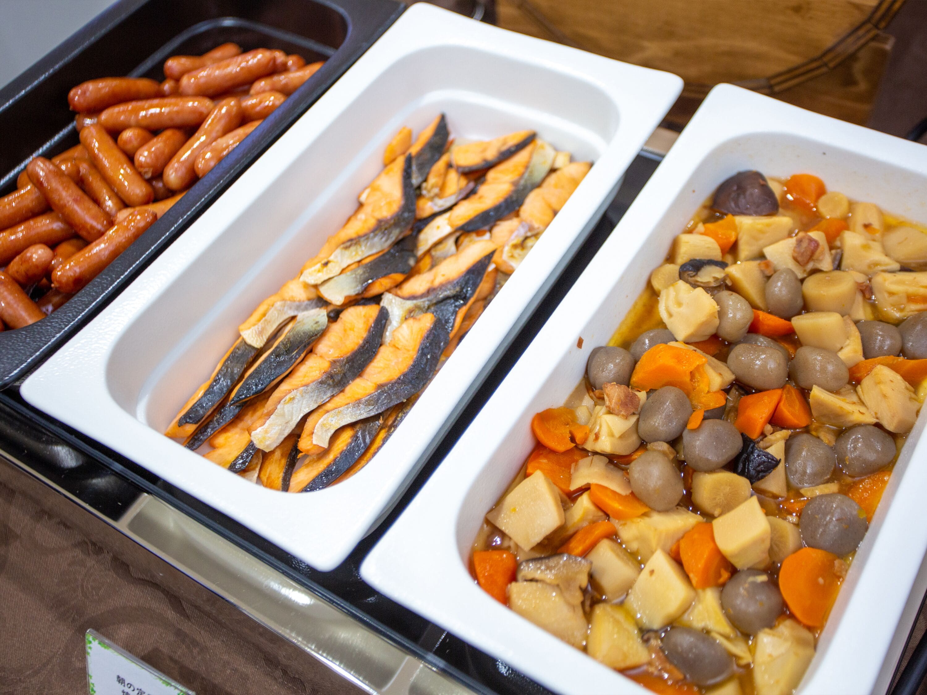 daily buffet breakfast (jpy 700 per person)