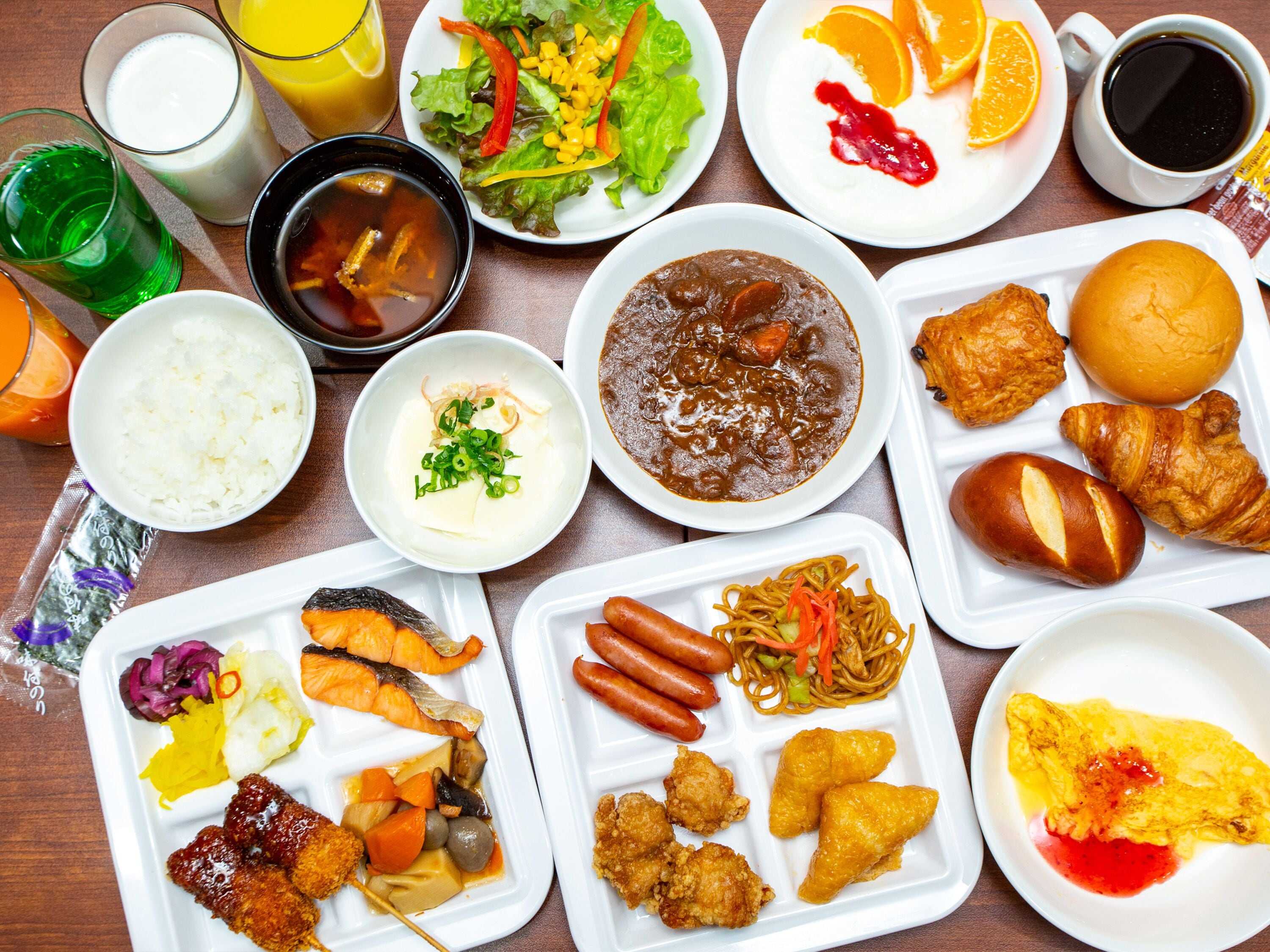 朝食 (ビュッフェ)、毎日提供 (有料)