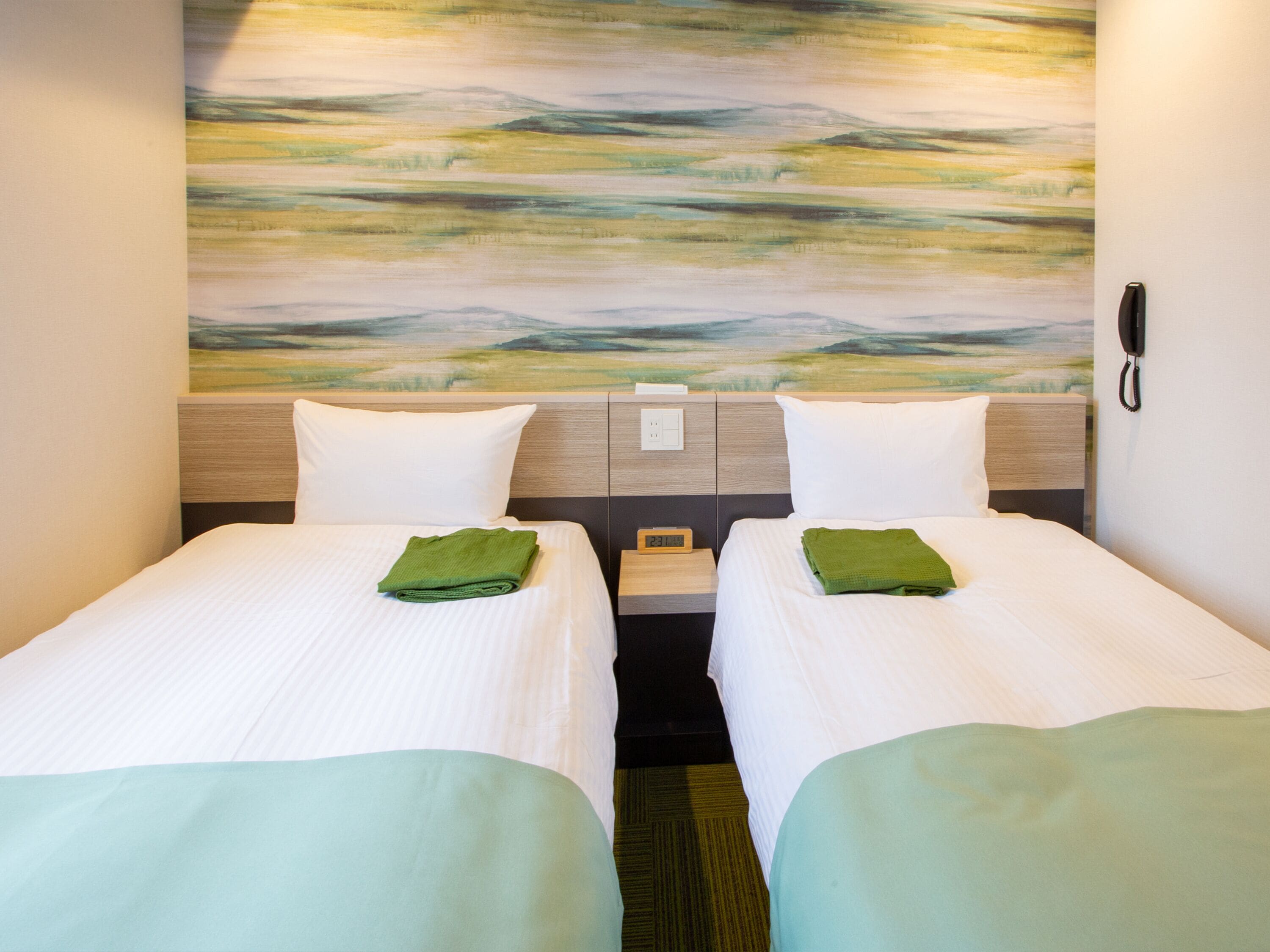 Tabla de planchar con plancha, wifi gratis y ropa de cama 