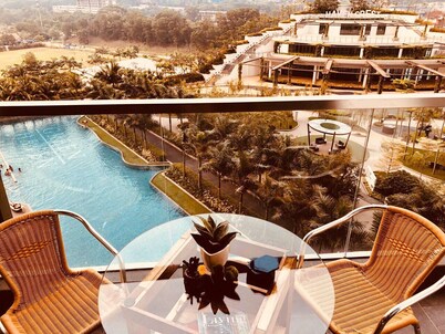 Pool View Condo /Near Senibong Cove, Mid Valley & CIQ/中文房东