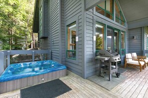 Terrace/patio - Mountain townhouse w/ hot tub & ski access (Whistler)