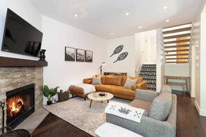 TV, caminetto, studio
