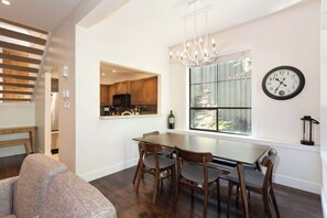 Dining - Slopeside retreat w/ hot tub & garage (Whistler)