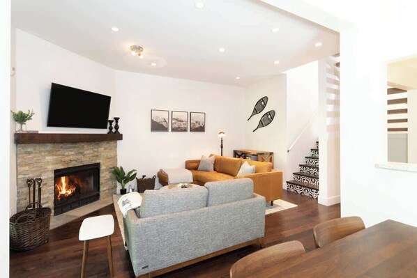 Télévision, cheminée, espaces bureaux