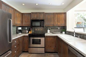 Fridge, microwave, oven, stovetop - Mountainside retreat w/ hot tub & BBQ (Whistler)