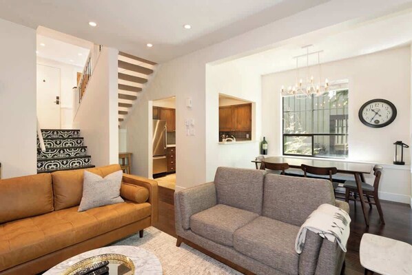 TV, fireplace, offices - Slopeside retreat w/ hot tub & garage (Whistler)