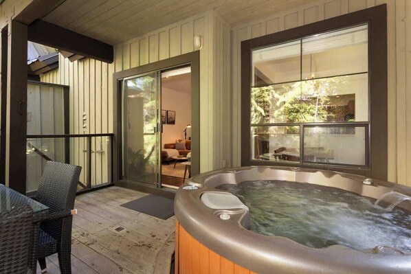 Indoor spa tub - Mountainside retreat w/ hot tub & BBQ (Whistler)