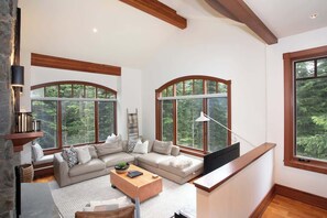 TV, fireplace, offices - Alpine townhouse w/ hot tub & ski access (Whistler)