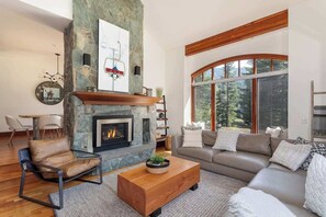 TV, fireplace, offices - Alpine townhouse w/ hot tub & ski access (Whistler)