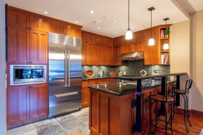 Fridge, microwave, oven, stovetop - Alpine townhouse w/ hot tub & ski access (Whistler)