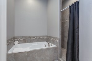Ensemble douche/baignoire, sèche-cheveux, serviettes fournies