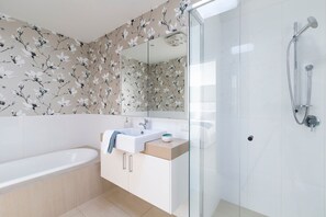Badewanne, Haartrockner, Handtücher, Seife