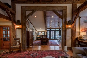 Smart TV, chimenea, libros y biblioteca musical