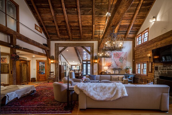 Smart TV, chimenea, libros y biblioteca musical