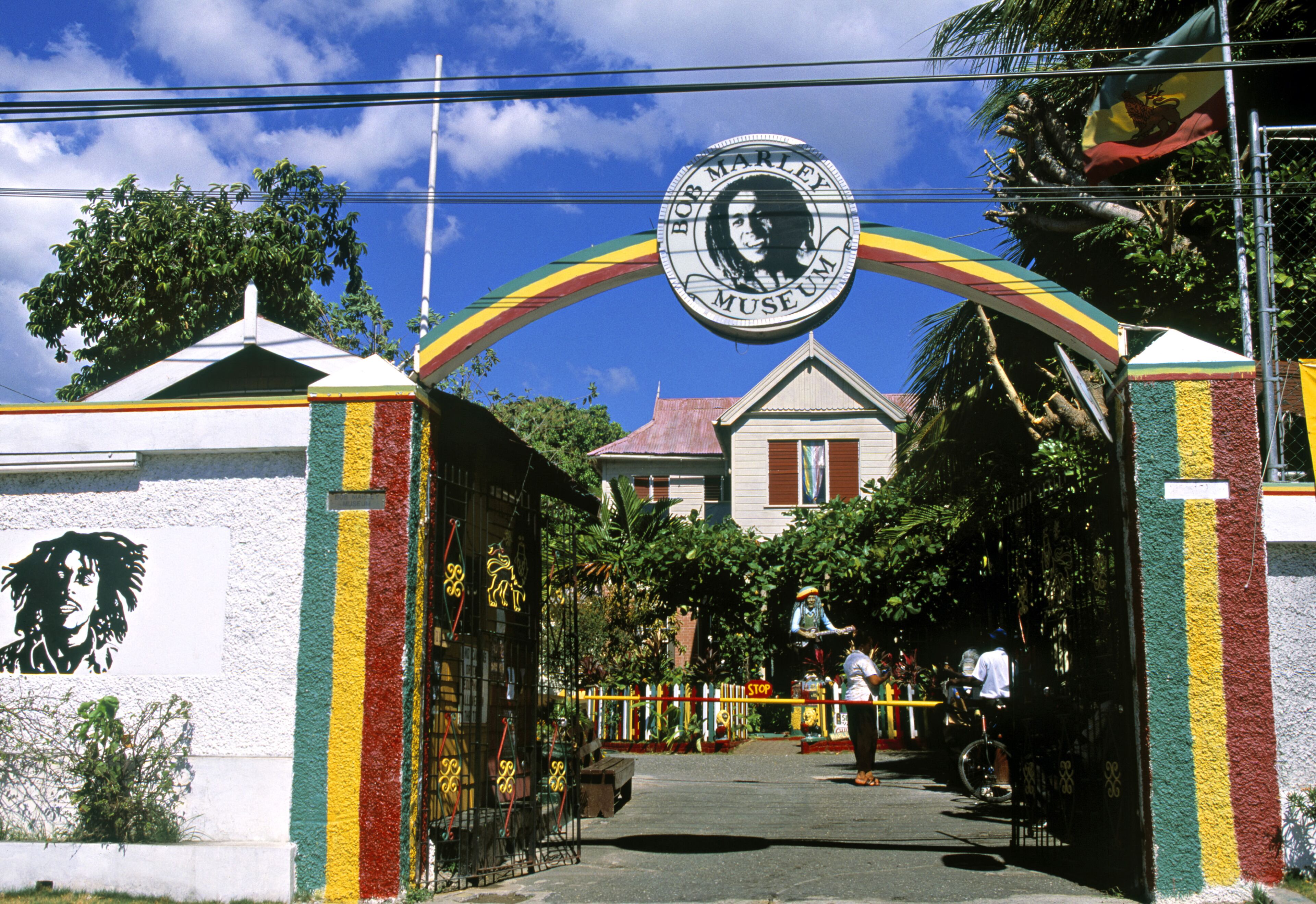 L’entrée du musée Bob Marley, avec une arche colorée et une statue de Bob Marley.