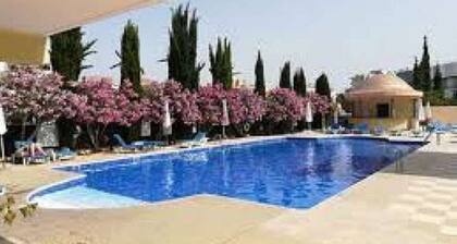 Superbly located 2 Bed Paphos Penthouse with Sea Views from Private Roof Terrace