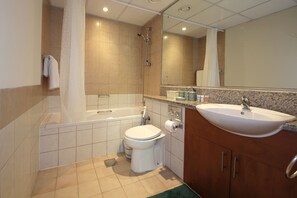 Appartement, 1 slaapkamer | Badkamer | Een bad/douchecombinatie, gratis toiletartikelen, een bidet, handdoeken