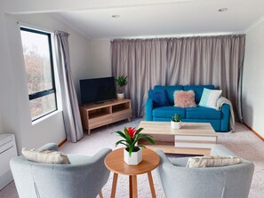 TV - Oaklands House in Nelson (Nelson South)