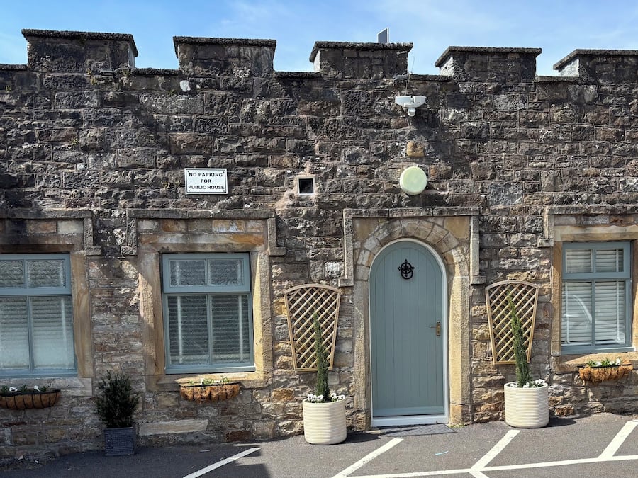 Vista frontal de la propiedad