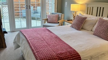 Iron/ironing board, bed sheets