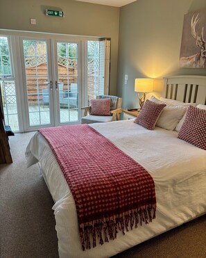 Iron/ironing board, bed sheets