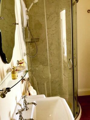 Free toiletries, hair dryer, towels - Blenkinsopp Castle Inn (Brampton)