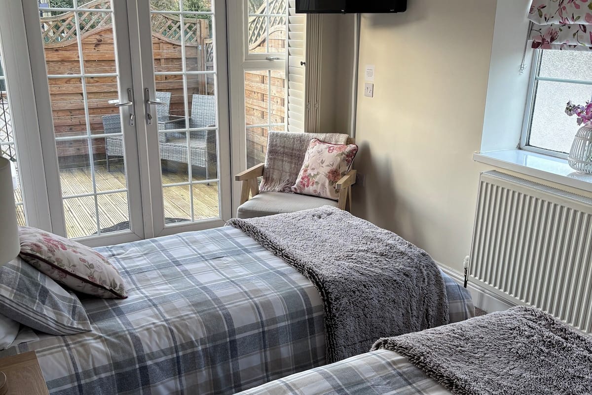 Deluxe Twin Room (Room 3) | Iron/ironing board, bed sheets