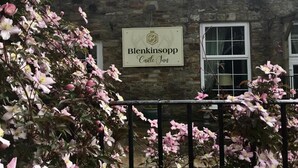 Un bâtiment en pierre sur lequel on peut lire l’inscription : « Blenkinsopp Castle Inn ».