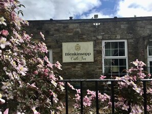 A stone building with a sign that reads 'Blenkinsopp Castle Inn.' - Blenkinsopp Castle Inn (Brampton)