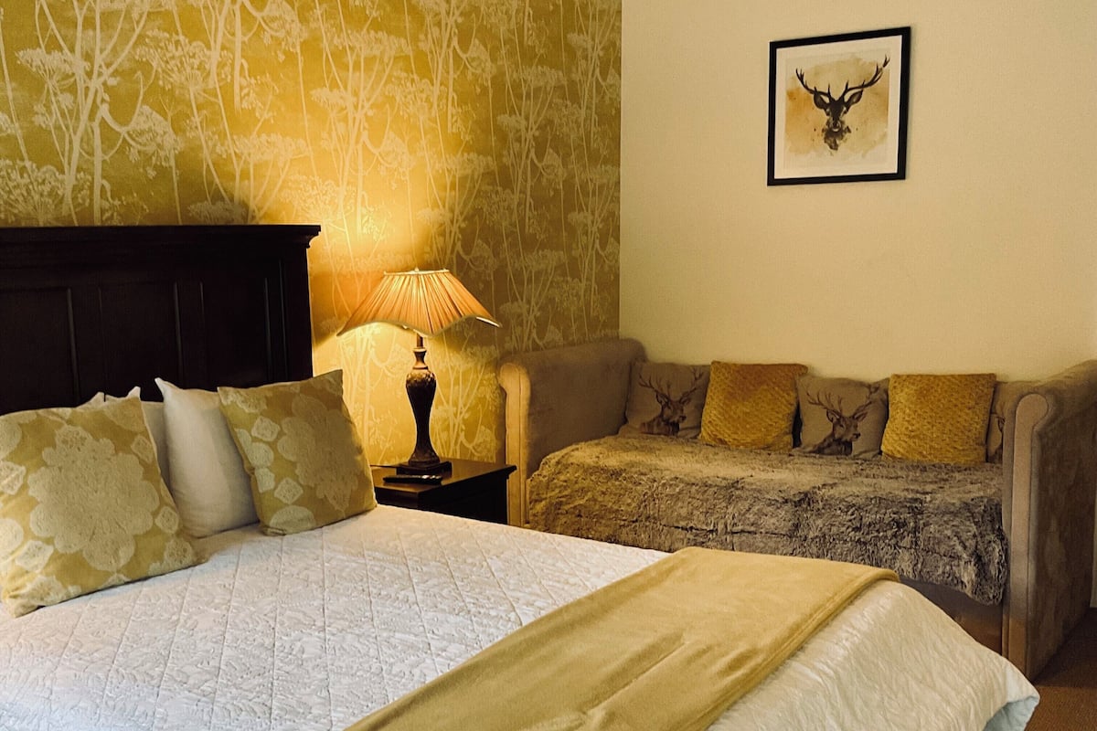 Deluxe Quadruple Room (Room 5) | Iron/ironing board, bed sheets
