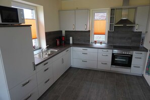 Kühlschrank, Mikrowelle, Ofen, Geschirrspüler