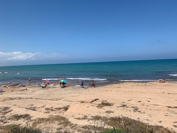 PĂ„ stranden, solstolar och strandhanddukar