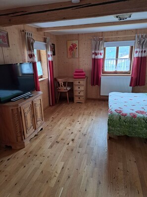 3 Schlafzimmer, Zimmersafe, Schreibtisch, Bügeleisen/Bügelbrett