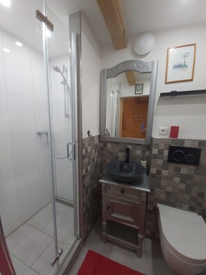 Dusche, Haartrockner, Handtücher, Seife