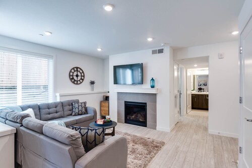 Artist #2E–Just Steps from the Max