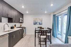 Private kitchen - Artist #2E–Just Steps from the Max (Portland)