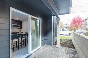 Outdoor dining - Artist #2E–Just Steps from the Max (Portland)