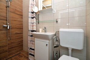 Dusche, Haartrockner, Handtücher, Seife