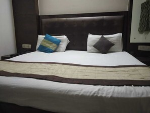 Individually decorated, individually furnished, desk, laptop workspace - ADB Rooms Hotel Chander Palace (New Delhi)
