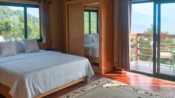 Deluxe Double Room | Minibar, in-room safe, blackout drapes, soundproofing