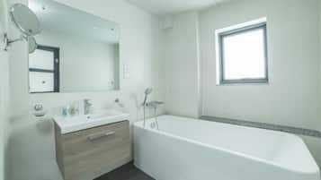 Deluxe Double Room | Deep-soaking bathtub