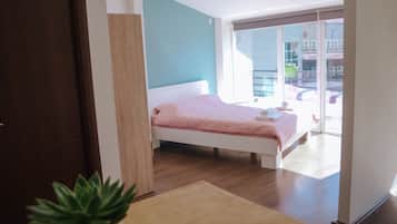 1 habitación, espacio para trabajar con laptop y cortinas blackout