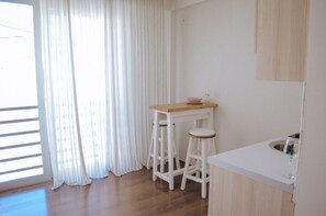 舒適開放式客房 (1) | 房內用餐區