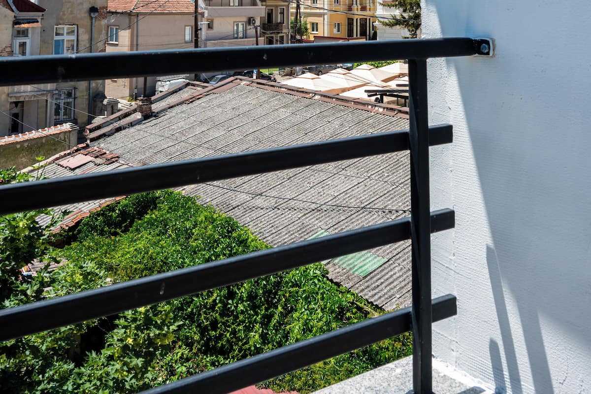 Espacio para trabajar con laptop y cortinas blackout