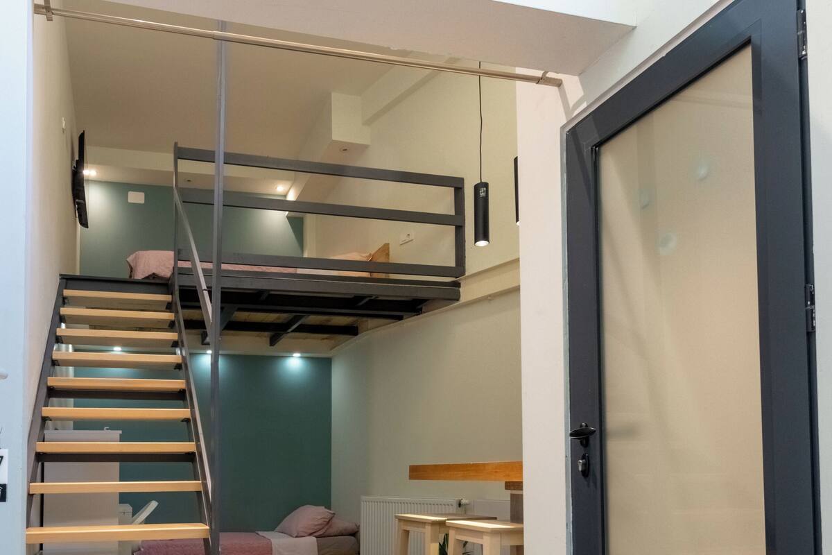 Espacio para trabajar con laptop y cortinas blackout 