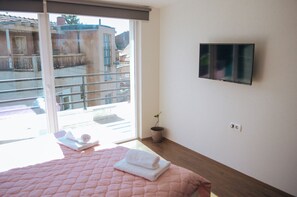 Comfort Apartment | Living area | Flat-screen TV - White and Wood Boutique Hotel (Bitola)