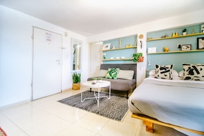 Estúdio urbano, 1 cama de casal e sofá-cama, vista para a cidade | Ferros/tábuas de passar roupa, Wi-Fi de cortesia, roupa de cama