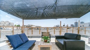 Monolocale City, 1 letto matrimoniale con divano letto, vista città | Terrazza/patio
