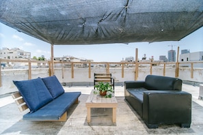 都會開放式客房, 1 張標準雙人床及 1 張梳化床, 城市景 | 露台/庭院