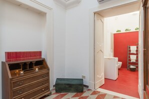 Regadera, secadora de cabello, bidet, toallas 